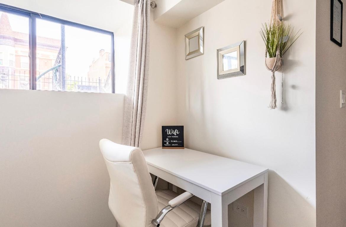 Cozy 2 Brm Apartment Mins Away From United Center Чикаго Екстериор снимка