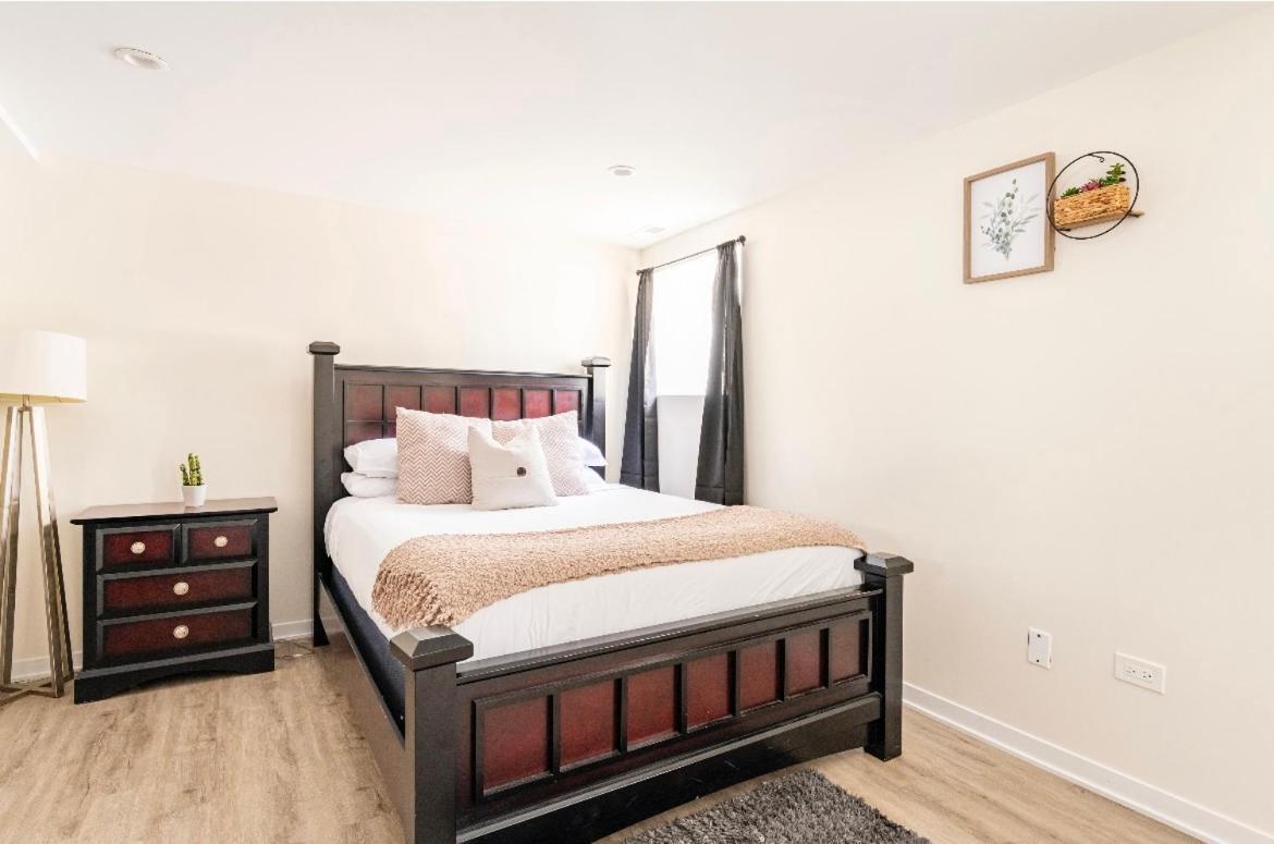 Cozy 2 Brm Apartment Mins Away From United Center Чикаго Екстериор снимка