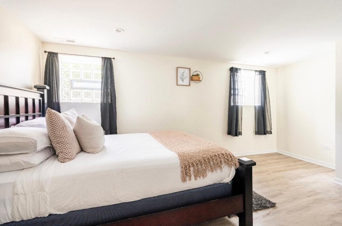 Cozy 2 Brm Apartment Mins Away From United Center Чикаго Екстериор снимка
