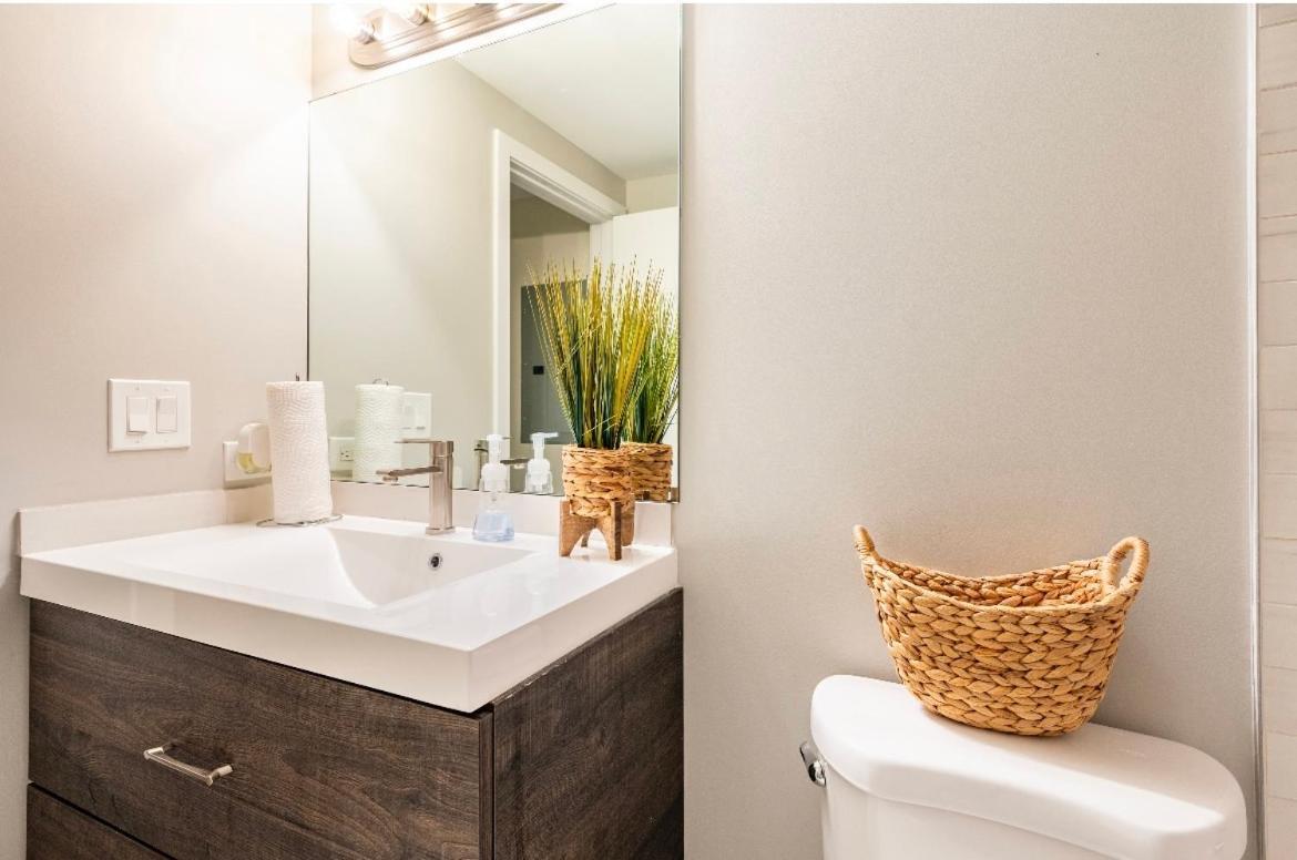 Cozy 2 Brm Apartment Mins Away From United Center Чикаго Екстериор снимка