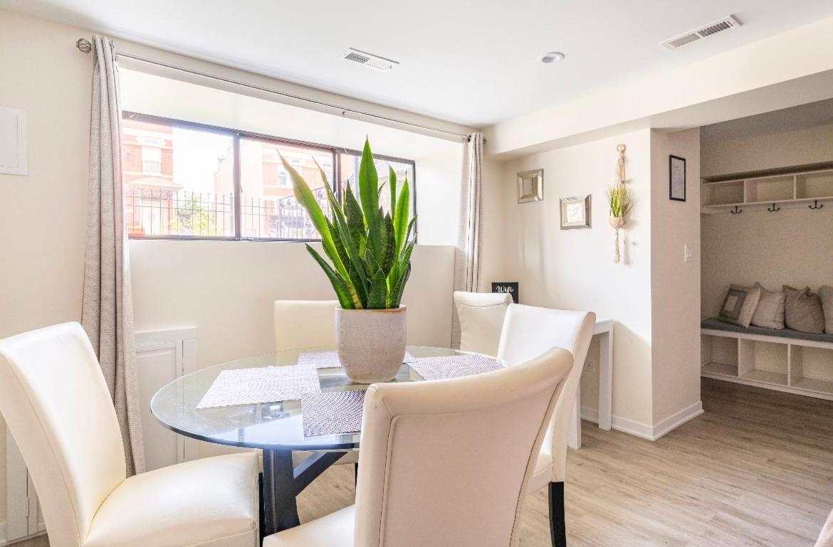 Cozy 2 Brm Apartment Mins Away From United Center Чикаго Екстериор снимка
