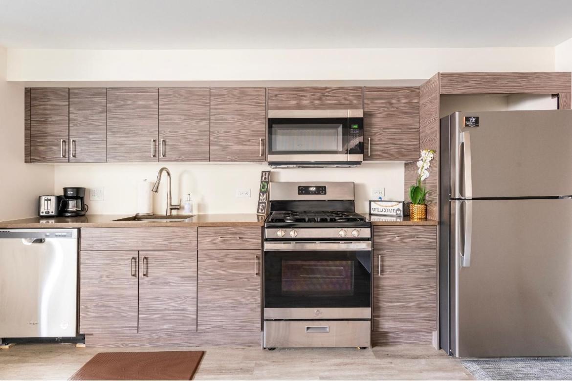 Cozy 2 Brm Apartment Mins Away From United Center Чикаго Екстериор снимка