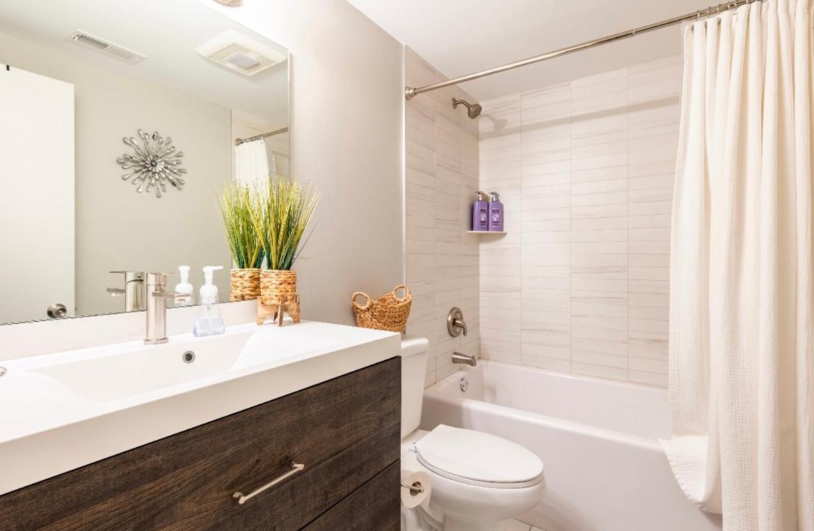 Cozy 2 Brm Apartment Mins Away From United Center Чикаго Екстериор снимка