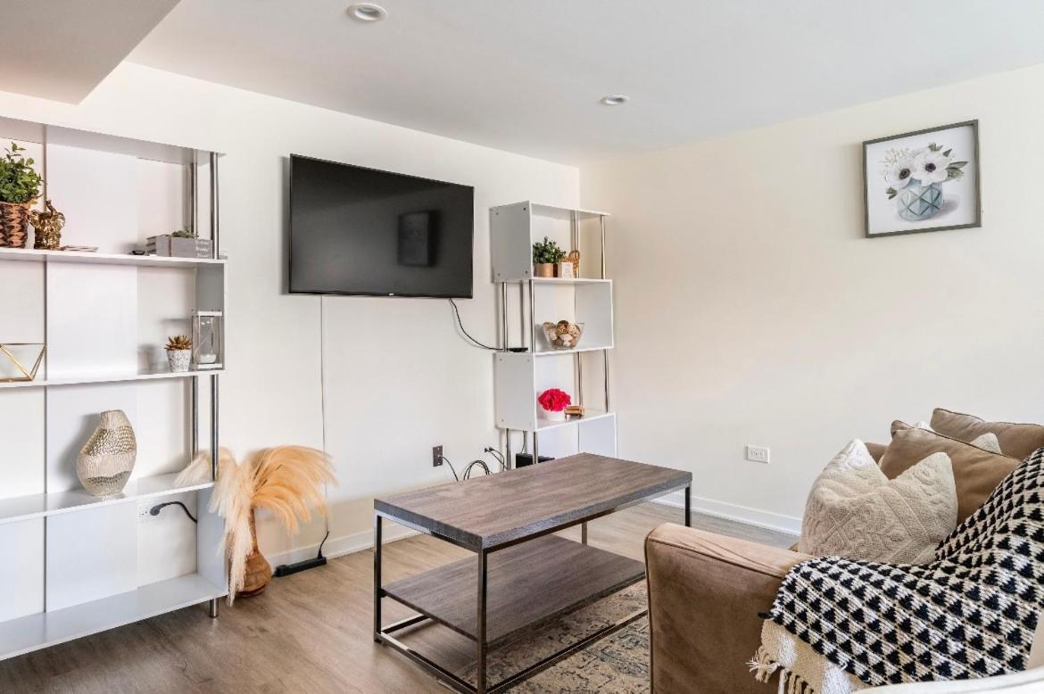 Cozy 2 Brm Apartment Mins Away From United Center Чикаго Екстериор снимка