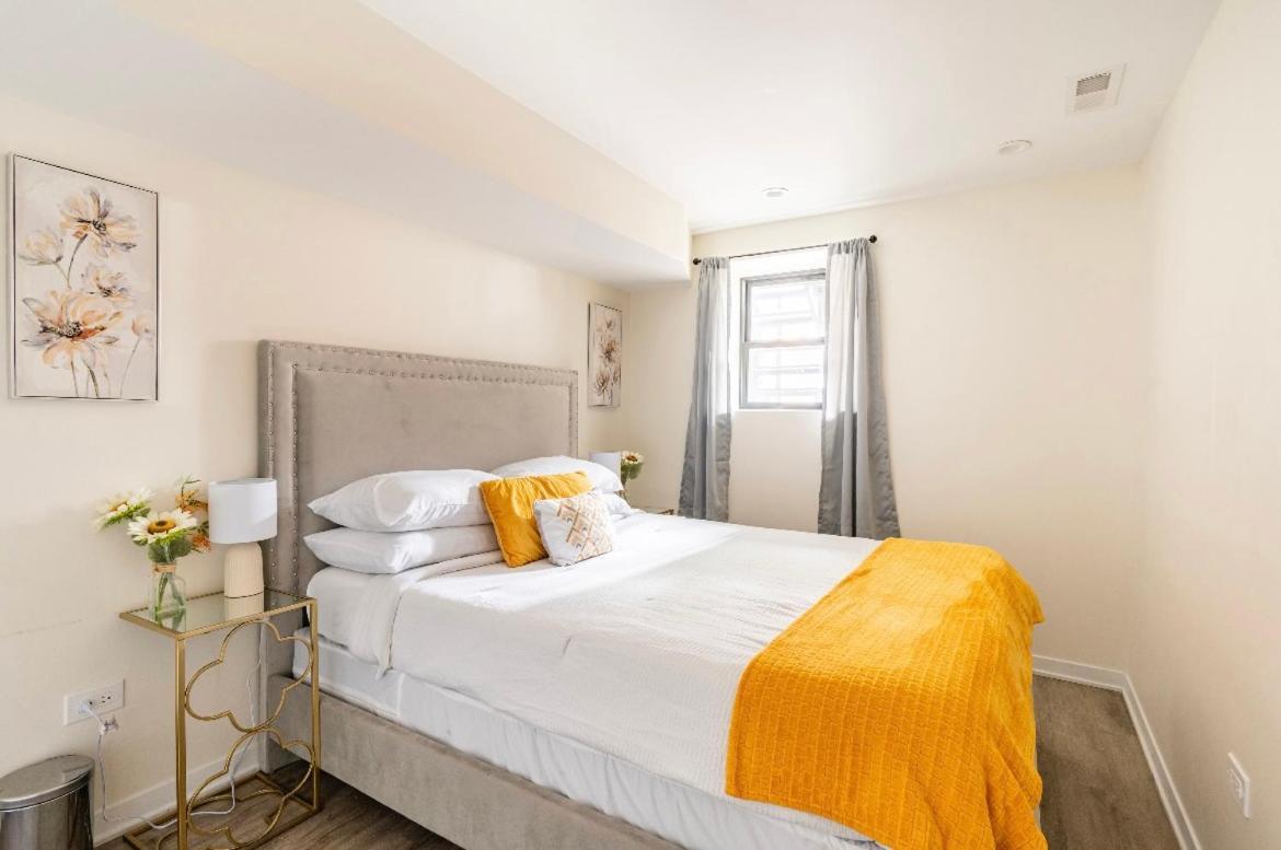 Cozy 2 Brm Apartment Mins Away From United Center Чикаго Екстериор снимка