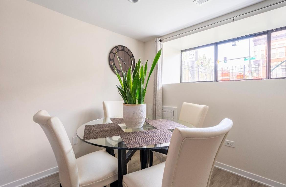 Cozy 2 Brm Apartment Mins Away From United Center Чикаго Екстериор снимка